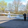 Flugplatz Bad Neustadt, JNP am 05.04.2025, unsere schöne Ka 8 im Schatten der Halle