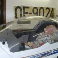Robert sitzt im Cockpit der Super Dimona
