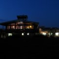 unser beleuchtetes Clubheim bei Nacht