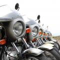 lange Reihe von BMW Motorrädern bei einem Treffen auf dem Grasberg
