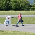 Segelflugzeug spazieren führen