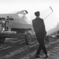 die Rhönlerche wird zur Aufrüstung vom Hänger geladen oder gerade aufgeladen, das Foto soll 1963 entstanden sein