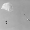 Fallschirmspringer am Fallschirm und Segelflugzeug
