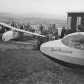 ein ein- und ein doppelsitziges Segelflugzeug auf dem Grasberg, im Hintergrund ist der "Schulberg" erkennbar, vorn Rhönlerche, hinten Ka 8