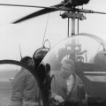 Hubschrauber (wahrscheinlich eine Bell 47) mit Passagier