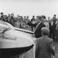 hier wird wohl ein Segelflugzeug getauft oder gesegnet