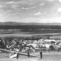 Endanflug eines Segelflugzeugs (Bergfalke) auf den Grasberg in der heutigen Richtung 13, ein weiteres steht im Gras (Grunau Baby III), die Altstadt von Bad Neustadt ist erkennbar, Aufnahme soll aus den 60ziger Jahren stammen | Comments: 4