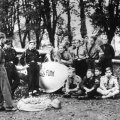 Hitlerjugend mit dem von Preh gesponsorten Segelflugzeug (ein Rhönbussard)